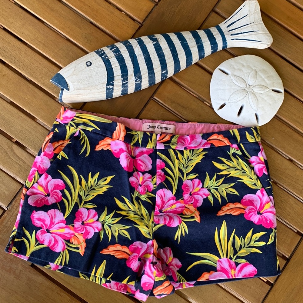ADORABLE JUICY COUTURE TROPICAL SHORT IN A SIZE 2